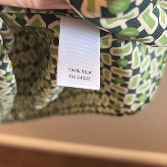 Banana Republic Silk Green Geometric Green and Navy Blouse/ Size small - Picture 3 of 8